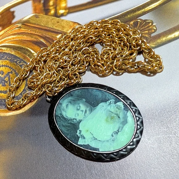 ANTQ VTG Daguerreotype Deceased Child Necklace - Picture 4 of 7